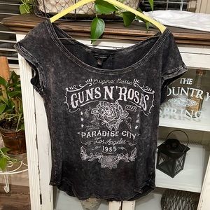 GUNS & ROSES T SHIRT SIZE XS  GENTLY USED